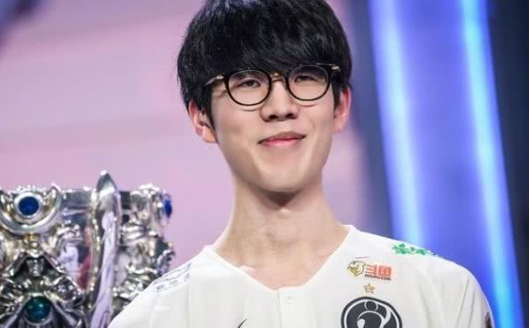 【赛后采访】久龙：我们现在全队都是RW侠的粉丝，RW侠必胜