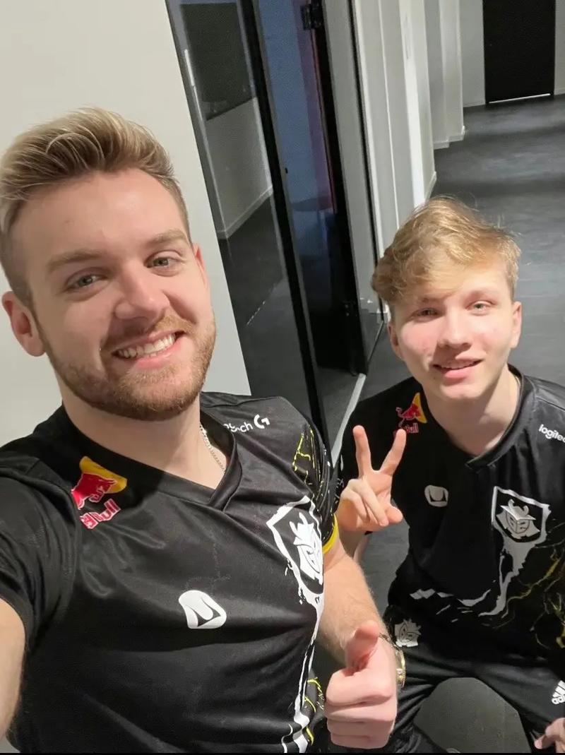 【美图特别版】WE发布夏季赛定妆照：新生不息，不止少年